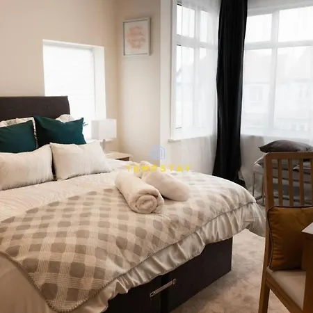 Holiday home 5 Bed/4 Bath At Wembley Stadium & Free Parking London
