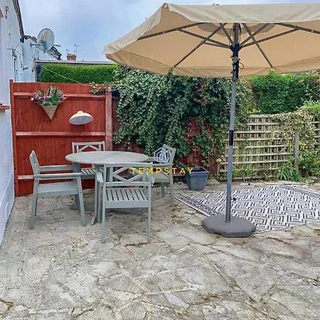 5 Bed/4 Bath At Wembley Stadium & Free Parking Holiday home London