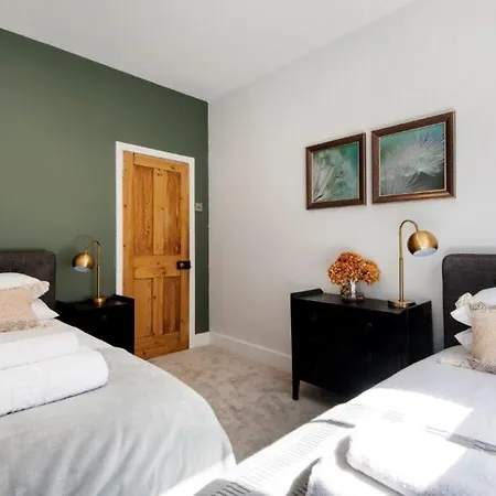 Holiday home Modern Family In Close To Amenities And Train