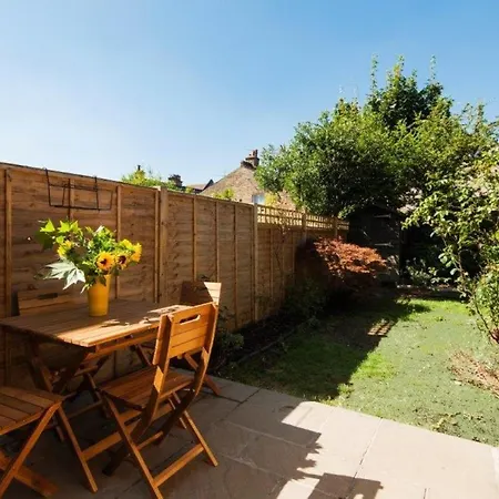 Holiday home Modern Family In Close To Amenities And Train London
