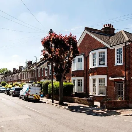 Holiday home Modern Family In Close To Amenities And Train *