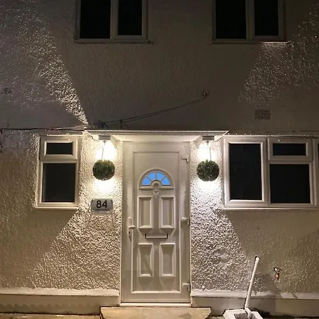 Cold Harbour Entire 3 Bed House - Free Parking Holiday home *