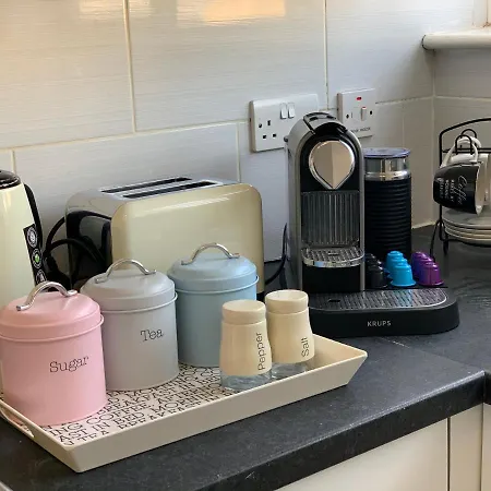 Cold Harbour Entire 3 Bed House - Free Parking *