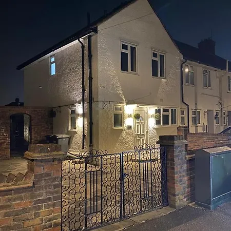 Cold Harbour Entire 3 Bed House - Free Parking * Croydon
