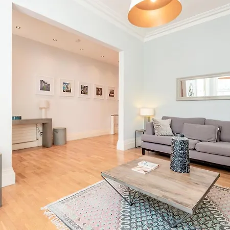 Apartment Stunning Near Earl's Court By Underthedoormat London