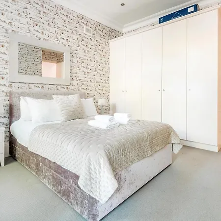 Stunning Near Earl's Court By Underthedoormat Apartment London