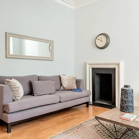 Stunning Near Earl's Court By Underthedoormat Apartment