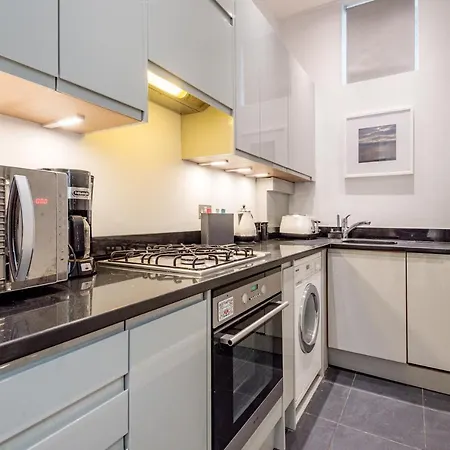Apartment Stunning Near Earl's Court By Underthedoormat *
