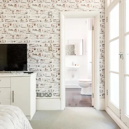 Stunning Near Earl's Court By Underthedoormat Apartment *