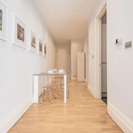 Apartment Stunning Near Earl's Court By Underthedoormat *