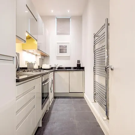 Stunning Near Earl's Court By Underthedoormat *