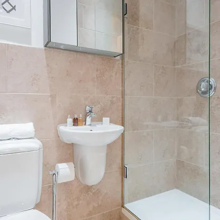 Apartment Stunning Near Earl's Court By Underthedoormat London