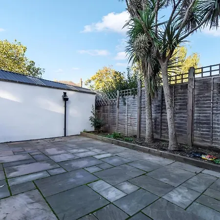 Blythe Park House Homestay London