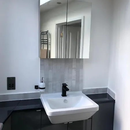 Self Contained Ensuite Double Bedroom With Own Entrance Free Off Street Parking *