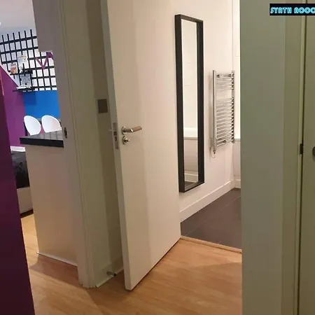 80s Retro 1bed Studio Serviced Canary Wharf Perfect For Solo & Couple Travellers