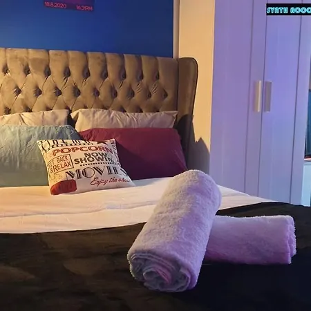 Apartment 80s Retro 1bed Studio Serviced Canary Wharf Perfect For Solo & Couple Travellers *