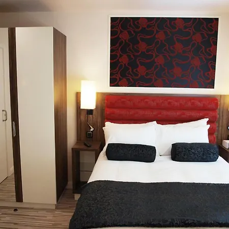 Hotel Simply & 4*