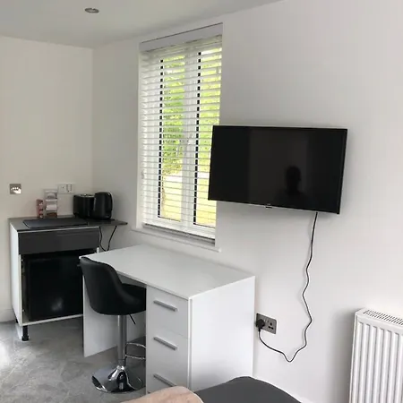 Self Contained Ensuite Double Bedroom With Own Entrance Free Off Street Parking London