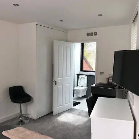 Self Contained Ensuite Double Bedroom With Own Entrance Free Off Street Parking