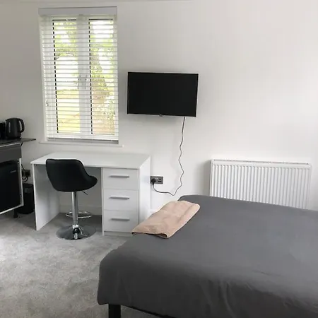 Self Contained Ensuite Double Bedroom With Own Entrance Free Off Street Parking *