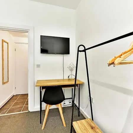 West Serviced Apartments: 2-bed, 2-bath With Parking Near Station Apartment Ealing