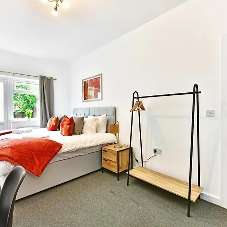 West Serviced Apartments: 2-bed, 2-bath With Parking Near Station Ealing