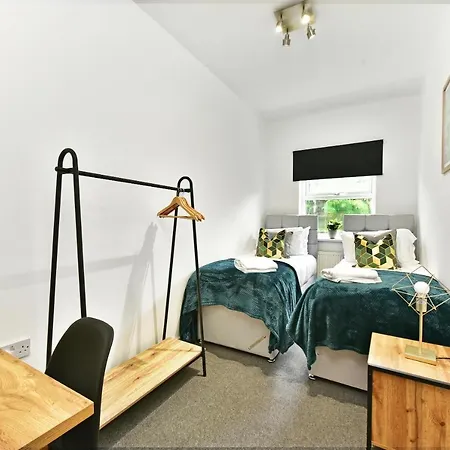 Apartment West Serviced Apartments: 2-bed, 2-bath With Parking Near Station *