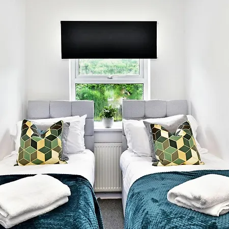 West Serviced Apartments: 2-bed, 2-bath With Parking Near Station Apartment *
