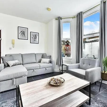 Apartment West Serviced Apartments: 2-bed, 2-bath With Parking Near Station Ealing