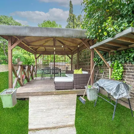 West Serviced Apartments: 2-bed, 2-bath With Parking Near Station Ealing