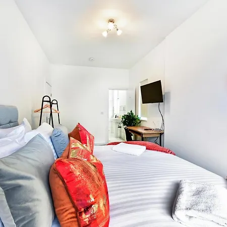 West Serviced Apartments: 2-bed, 2-bath With Parking Near Station Apartment