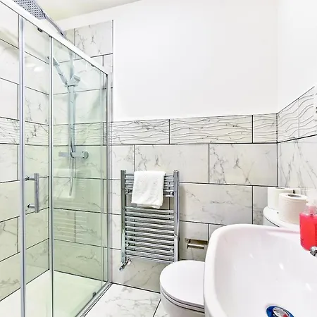 Apartment West Serviced Apartments: 2-bed, 2-bath With Parking Near Station Ealing