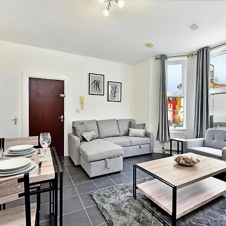 West Serviced Apartments: 2-bed, 2-bath With Parking Near Station * Ealing