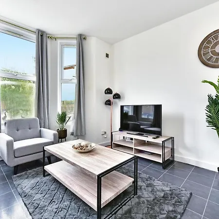 Apartment West Serviced Apartments: 2-bed, 2-bath With Parking Near Station