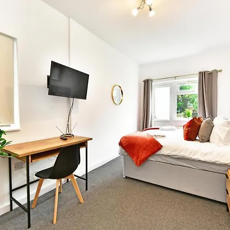 West Serviced Apartments: 2-bed, 2-bath With Parking Near Station Apartment *