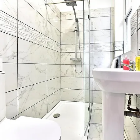 West Serviced Apartments: 2-bed, 2-bath With Parking Near Station Apartment Ealing