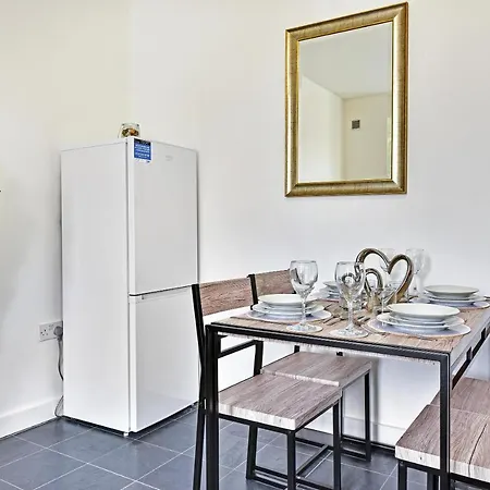 West Serviced Apartments: 2-bed, 2-bath With Parking Near Station * Ealing