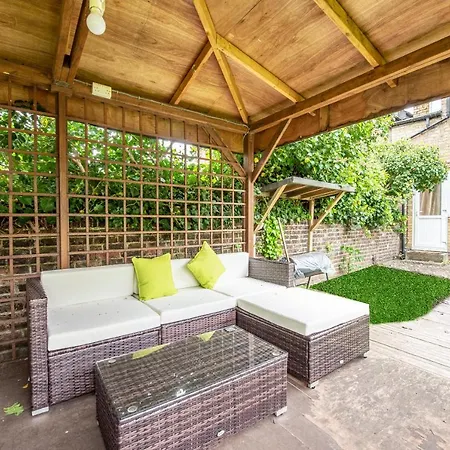 Apartment West Serviced Apartments: 2-bed, 2-bath With Parking Near Station