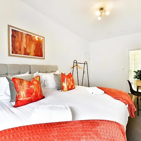 Apartment West Serviced Apartments: 2-bed, 2-bath With Parking Near Station *