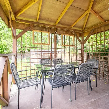 West Serviced Apartments: 2-bed, 2-bath With Parking Near Station Apartment