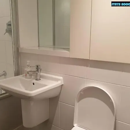 Apartment 80s Retro 1bed Studio Serviced Canary Wharf Perfect For Solo & Couple Travellers