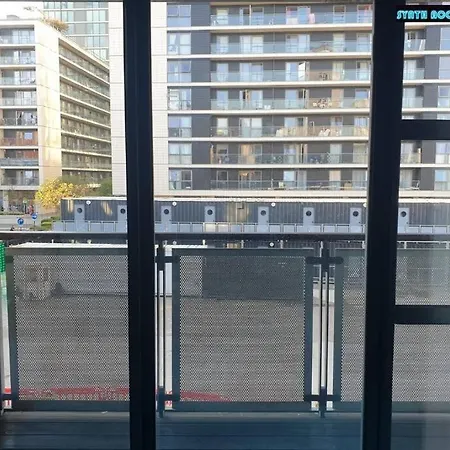 Apartment 80s Retro 1bed Studio Serviced Canary Wharf Perfect For Solo & Couple Travellers *