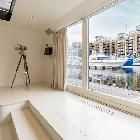 Charming Houseboat Featuring A Sauna London