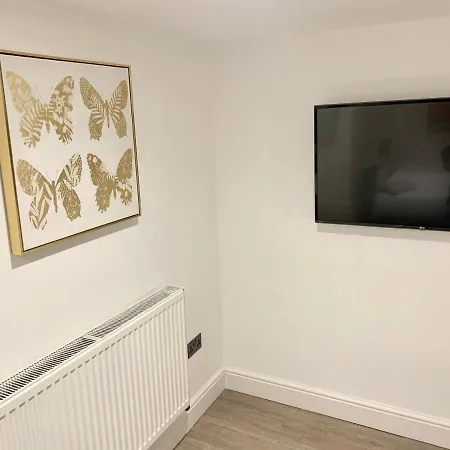 Large 3 Bedroom Modern Close To London *