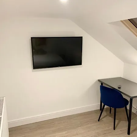 Large 3 Bedroom Modern Close To London Apartment Finchley