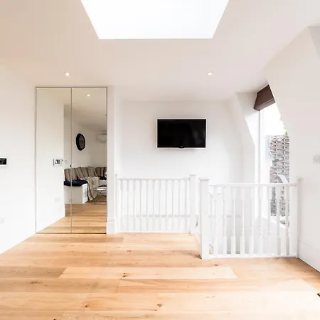 Apartment Luxury Flat With Sw Balcony In Fulham Broadway London