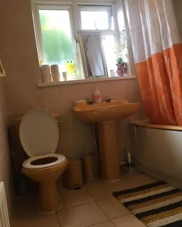 Comfy Rooms. Shared East Homestay. * London