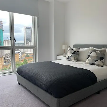 Blackwall Apartment *