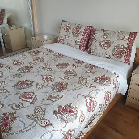London Luxury 2 Bedroom Flat 5min Walk From Overground, With Free Wifi, Free Parking-sleeps X6 Apartment *