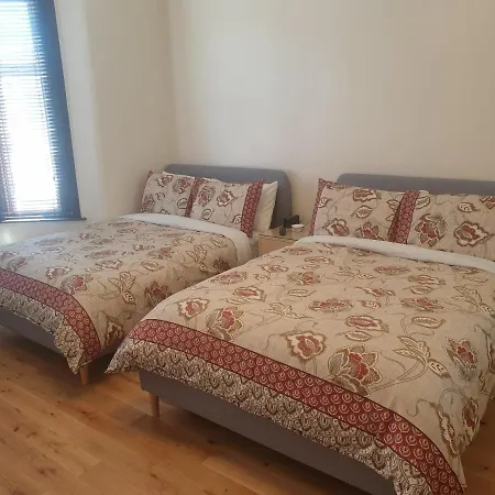 London Luxury 2 Bedroom Flat 5min Walk From Overground, With Free Wifi, Free Parking-sleeps X6 *
